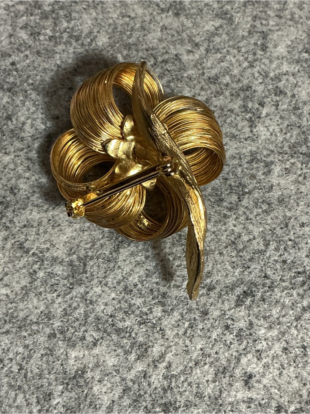 Vintage Gold Floral Brooch with Clear Crystal Accents - Picture 4 of 5